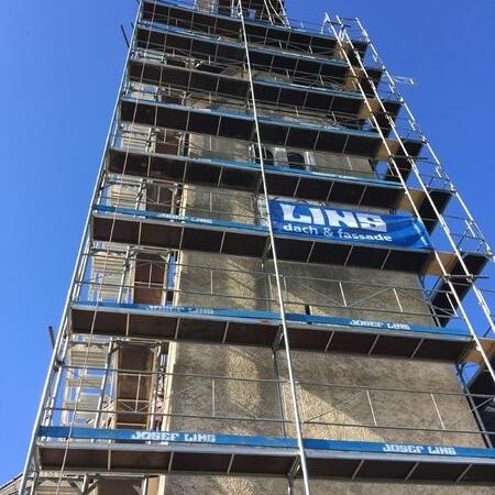 Gerüst an einer Kirche in der Höhe von 30 m